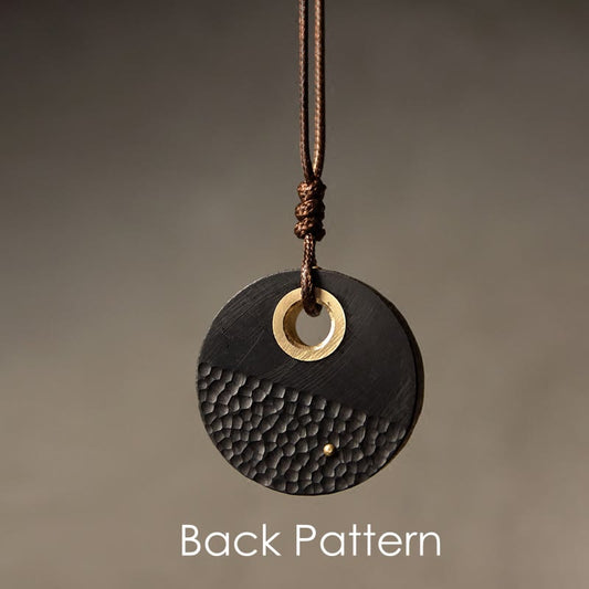 Collar con colgante de la paz de cobre y madera de ébano redondo hecho a mano con piedras de Buda