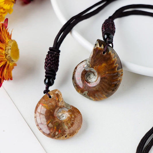 Collar con colgante de meditación y sanación con diseño de caracol fósil de amonita natural y piedras de Buda
