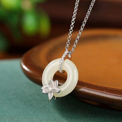 Collar con colgante de flor de la suerte con hebilla de paz de jade hetiano de plata de ley 925 y piedras de Buda 