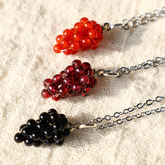 Buddha Stones Halskette mit Anhänger, natürlicher Granat, roter Achat, schwarzer Onyx