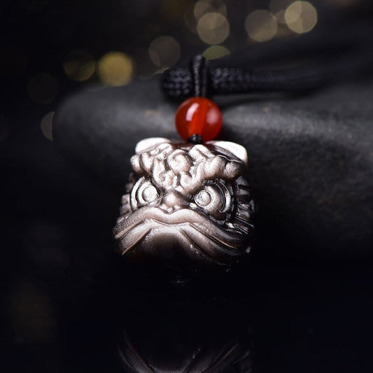 Collar con colgante de protección de león danzante de obsidiana con brillo de plata natural y piedras de Buda
