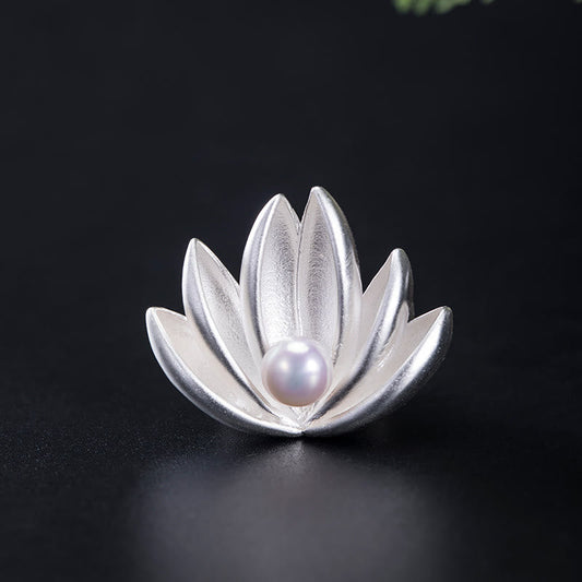 Broche "Nuevo Comienzo" con Perla y Flor de Loto en Plata de Ley 925 con Piedras de Buda