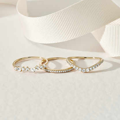 Anillo curvo de oro con diamantes