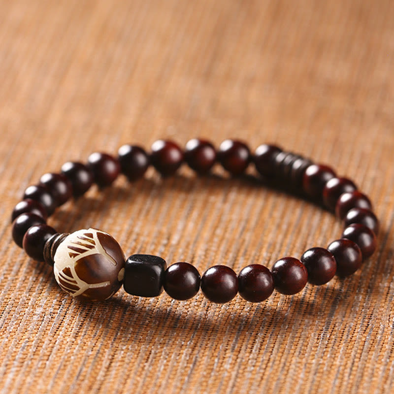 Pulsera de doble vuelta con protección tallada con semillas de bodhi de loto y sándalo rojo y hojas pequeñas de Buda