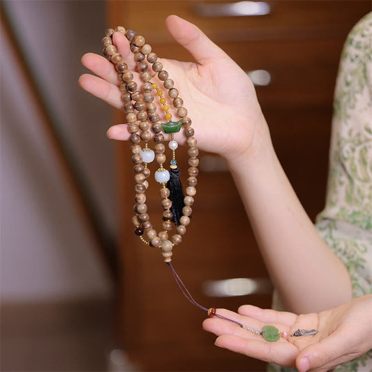 Pulsera con dijes de Ruyi, borlas, lingotes de jade, ámbar y madera de agar natural con piedras de Buda