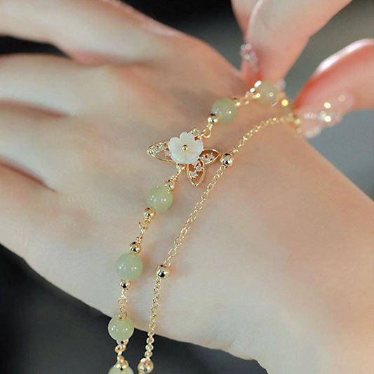Pulsera de la suerte de doble capa con piedras de Buda, chapada en oro de 14 quilates, jade, mariposa, piedra tridacna y flor