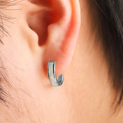 Huggie-Ohrringe mit Opal-Inlay