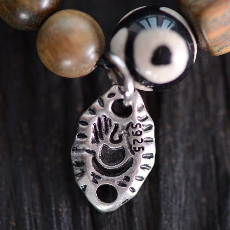 Pulsera de doble vuelta con cuentas Dzi de tres ojos de madera de ébano y sándalo verde tibetano con piedras de Buda y carácter Fu, equilibrio y paz.