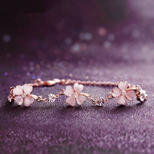 Buddha Stones Armband mit rosa Kristallen und vierblättrigem Kleeblatt