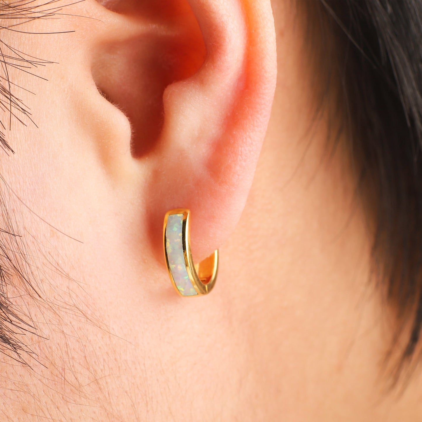 Huggie-Ohrringe mit Opal-Inlay