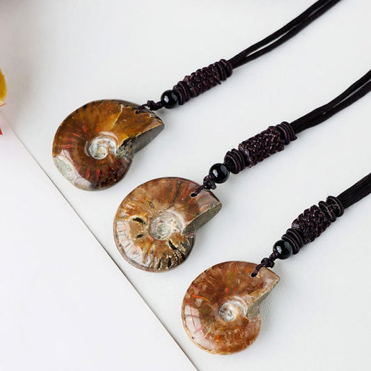 Collar con colgante de meditación y sanación con diseño de caracol fósil de amonita natural y piedras de Buda
