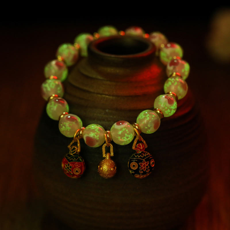 Pulsera con abalorios de cristal fluorescente Liuli con forma de corazón de amor rosa luminoso y piedras de Buda doradas.
