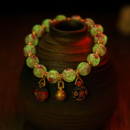 Pulsera con abalorios de cristal fluorescente Liuli con forma de corazón de amor rosa luminoso y piedras de Buda doradas.