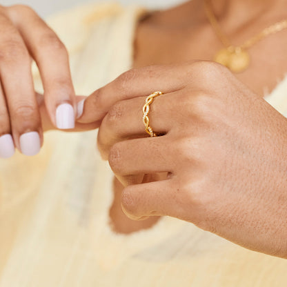 Zierlicher Pavé-Twist-Stapelring