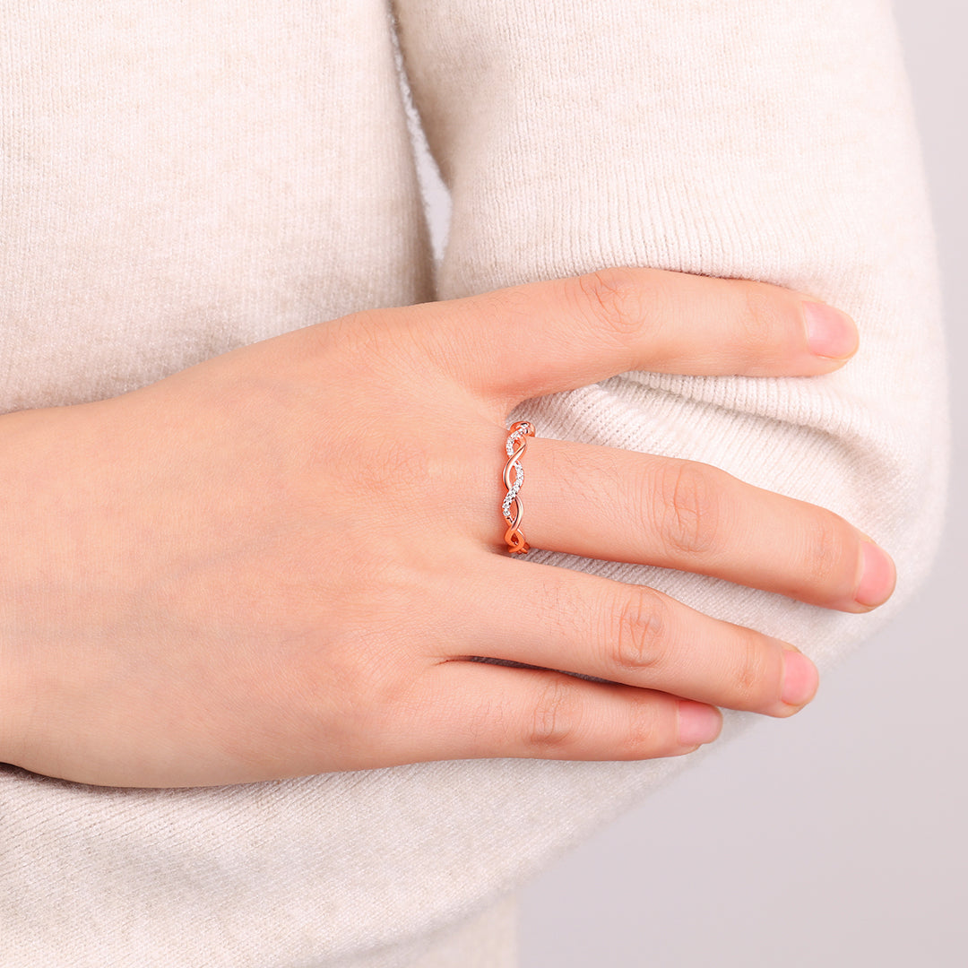 Zierlicher Pavé-Twist-Stapelring