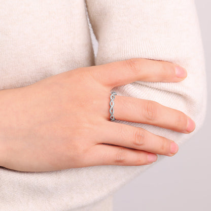 Zierlicher Pavé-Twist-Stapelring