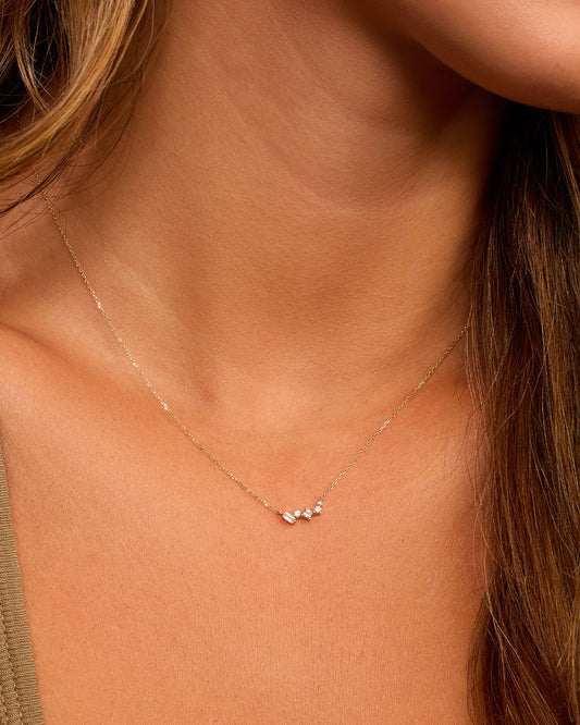 Collar de racimo de amara con diamantes y zafiros blancos