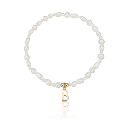 Pulsera con inicial de perla dorada