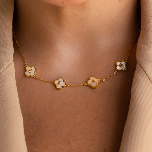 Collar con letra de trébol de perlas