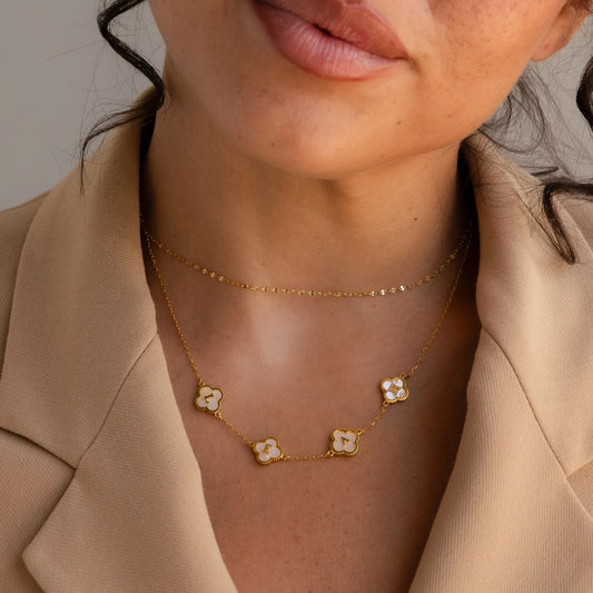 Collar con letra de trébol de piedras preciosas