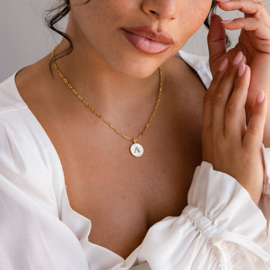 Collar de disco con inicial de perla