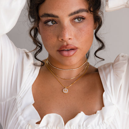 Collar de disco con inicial de perla