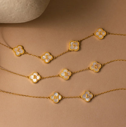 Collar con letra de trébol de piedras preciosas