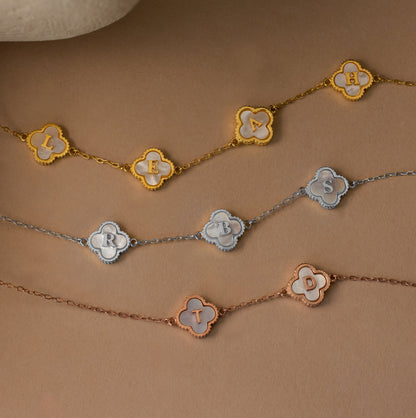 Collar con letra de trébol de perlas