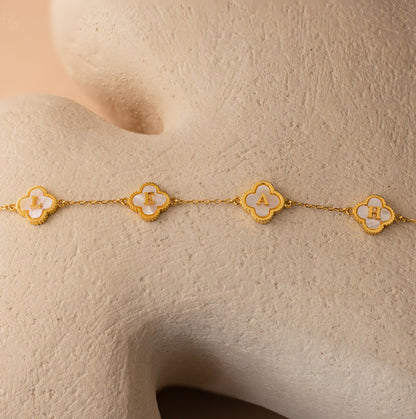 Collar con letra de trébol de perlas