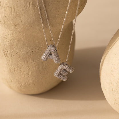 Collar con letras abullonadas pavé