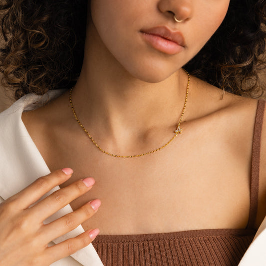 Collar con inicial descentrada Nella Pave