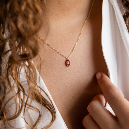 Collar con colgante de piedra de nacimiento de marquesa