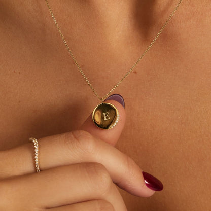 Anillo curvo de oro con diamantes
