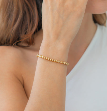 Zierliches goldenes Stapelarmband