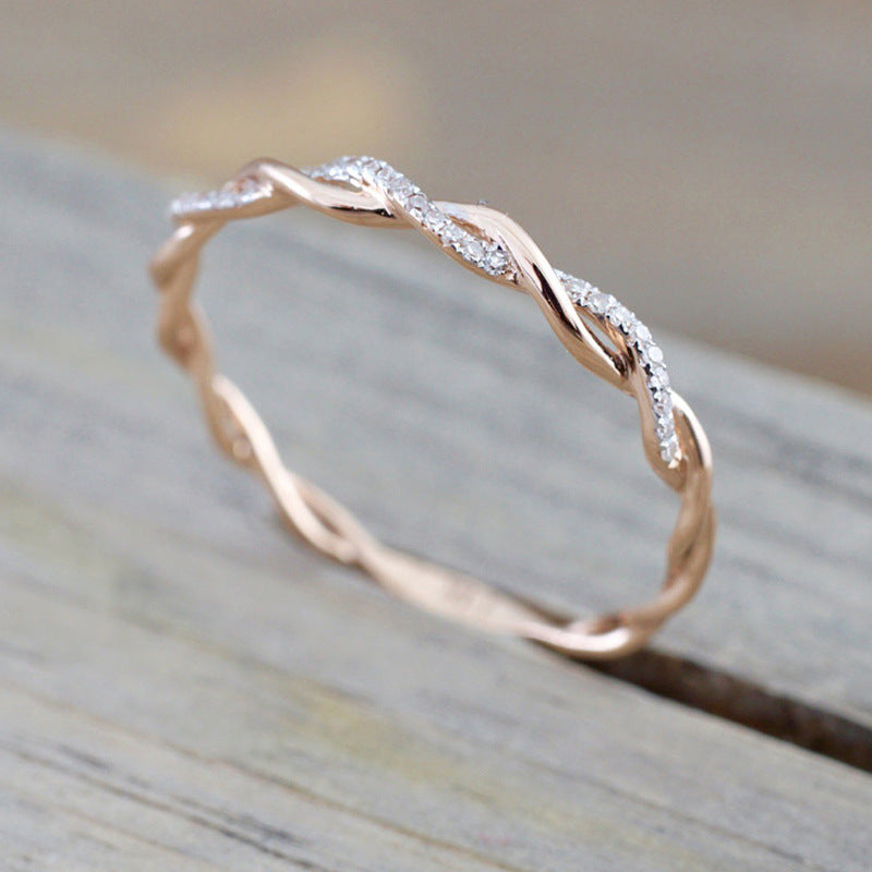 Zierlicher Pavé-Twist-Stapelring