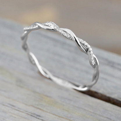 Zierlicher Pavé-Twist-Stapelring