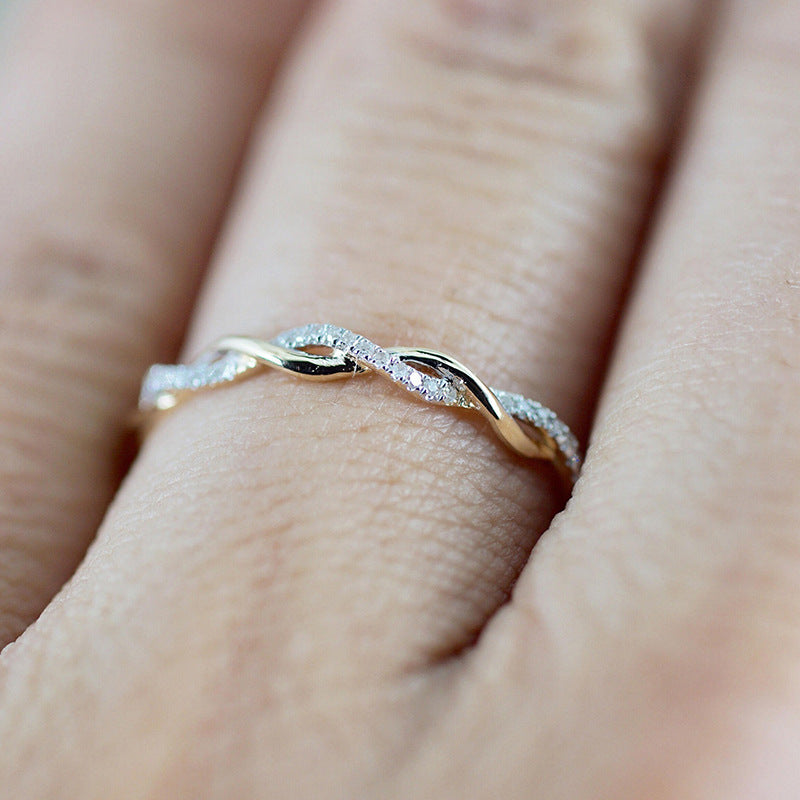 Zierlicher Pavé-Twist-Stapelring