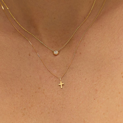 Halskette mit kleinem Kreuz aus massivem Gold