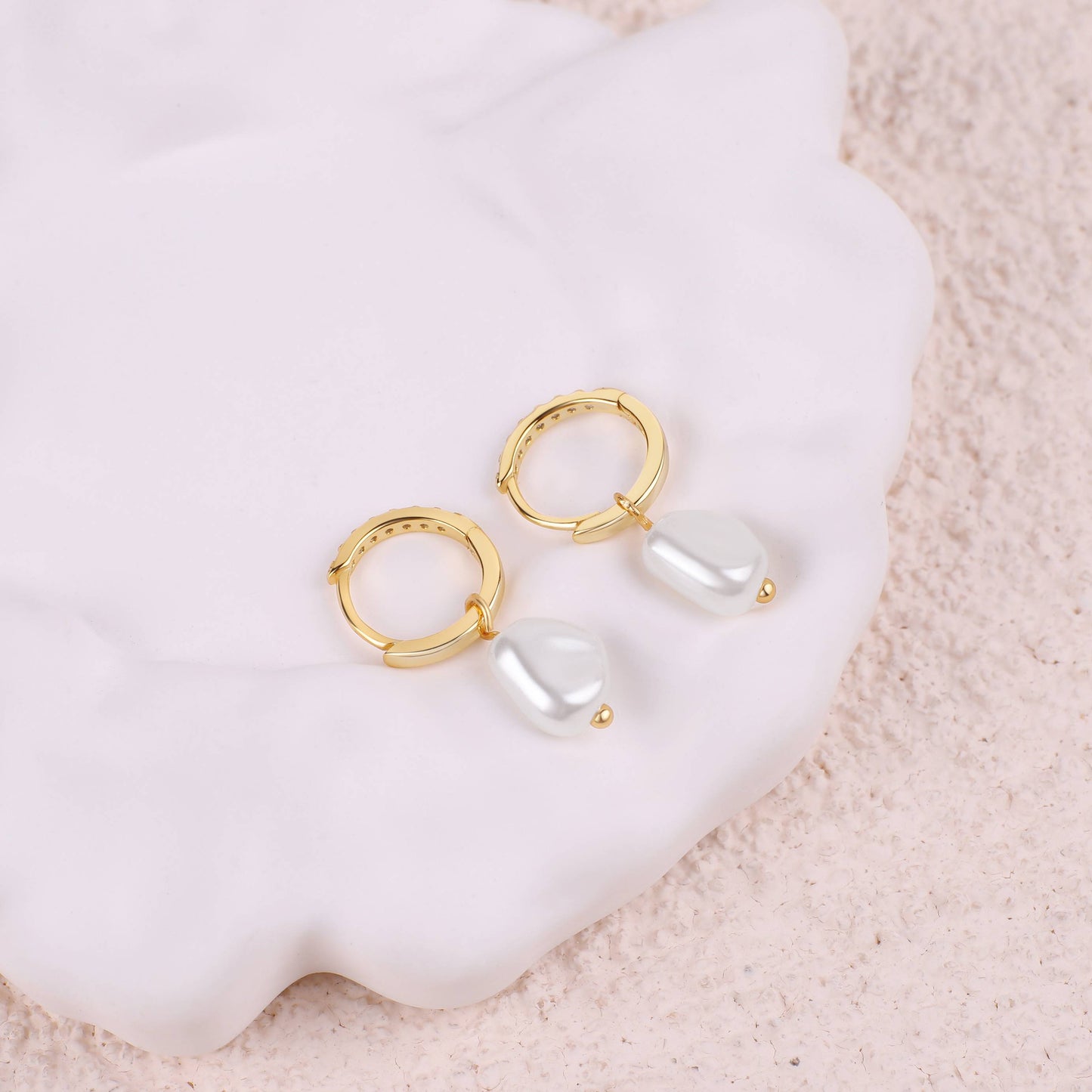 Süßwasserperlen-Tropfen-Pavé-Huggie-Ohrringe