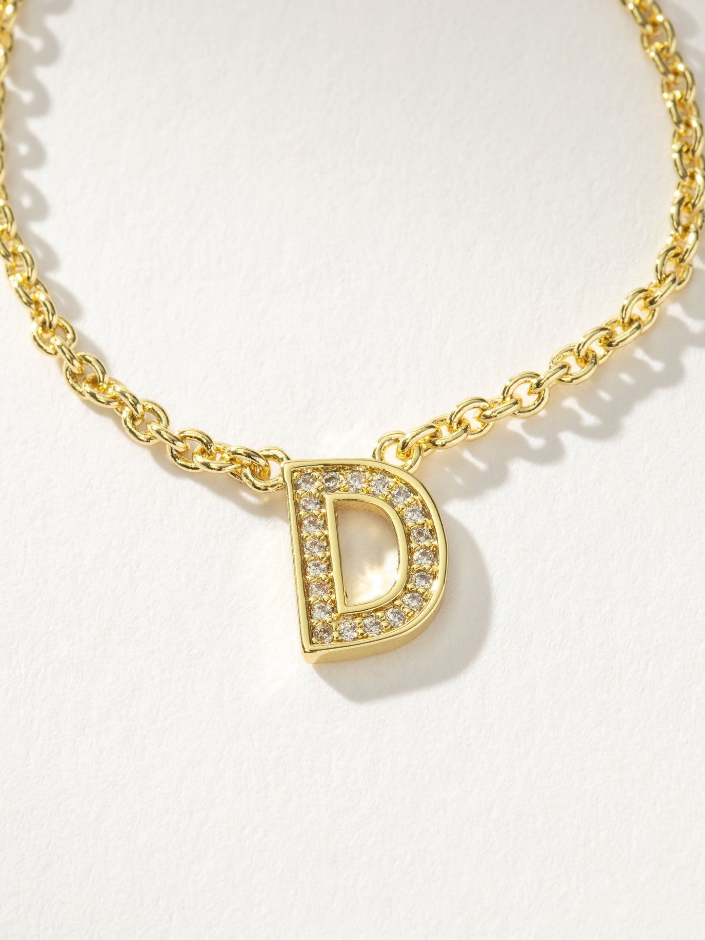 Collar con inicial aquí