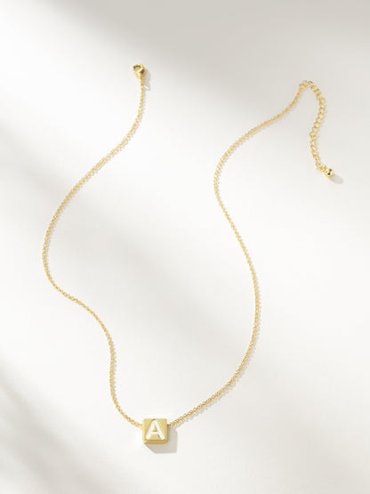 Collar con letras llamativas