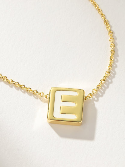 Collar con letras llamativas