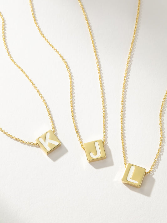 Collar con letras llamativas