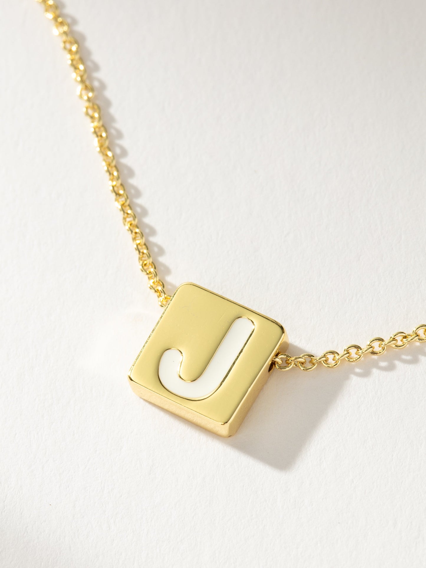 Collar con letras llamativas
