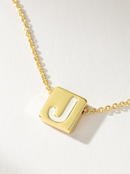 Collar con letras llamativas