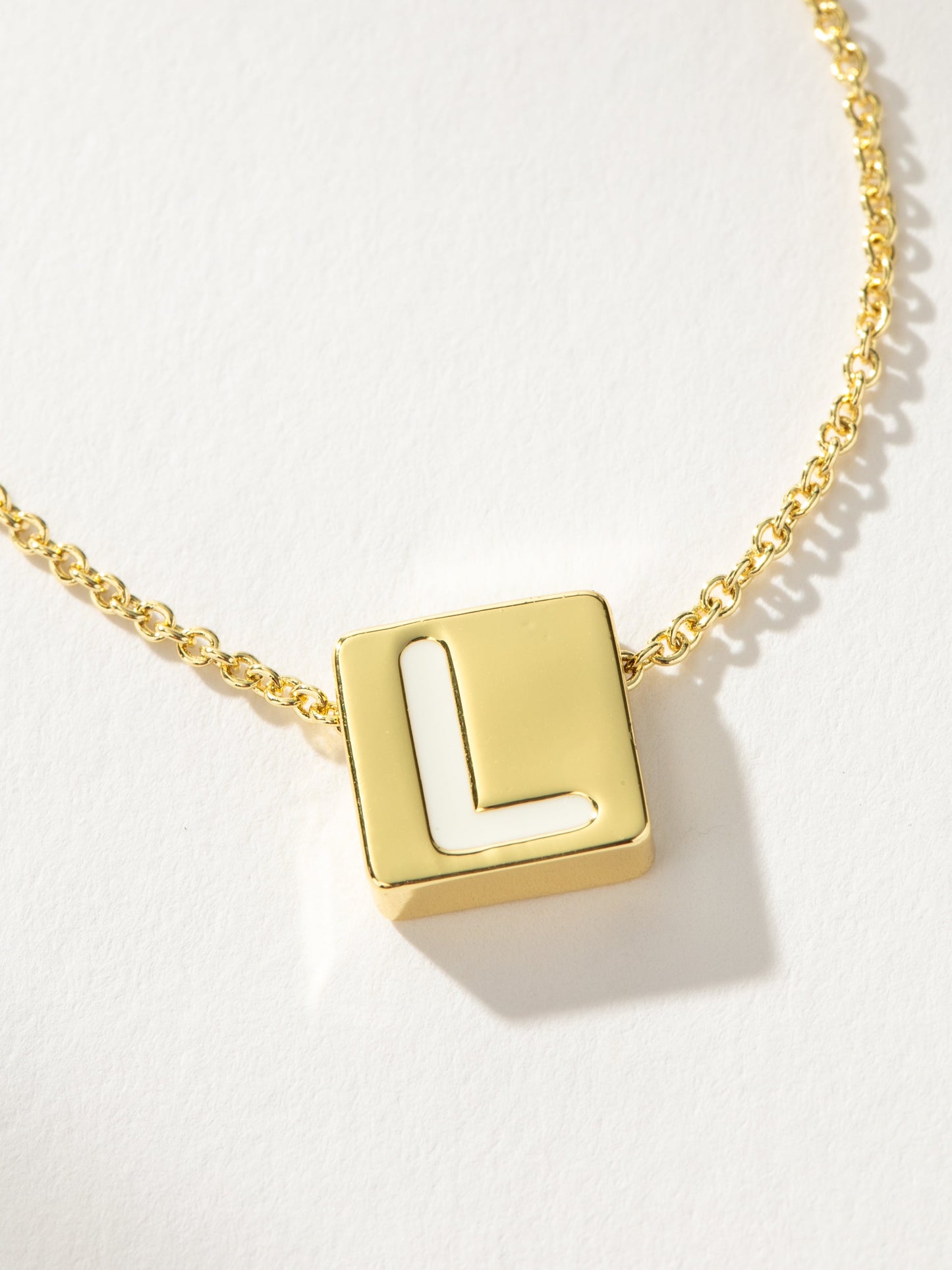 Collar con letras llamativas