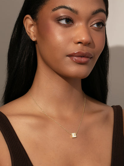 Collar con letras llamativas