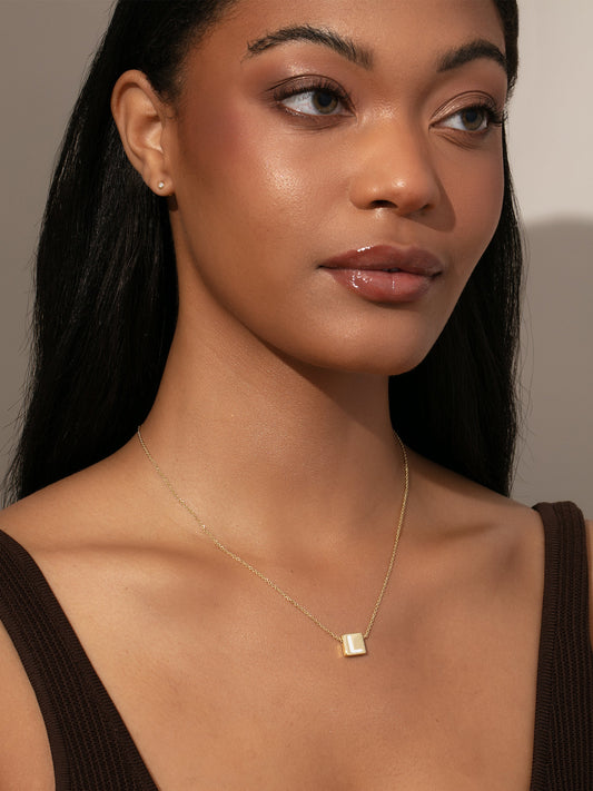 Collar con letras llamativas
