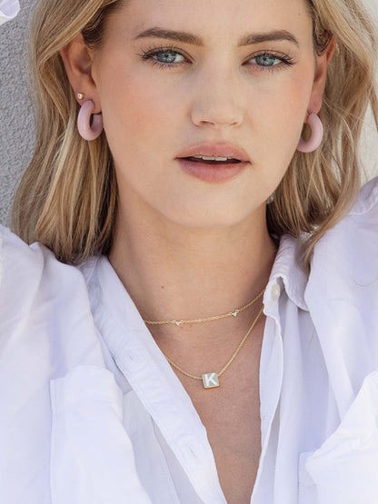 Collar con letras llamativas