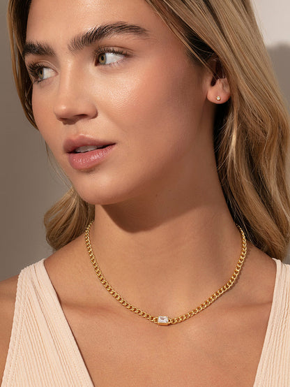 Collar de cadena que llama la atención